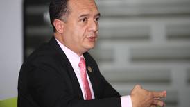 Ministro Gerald Campos recibe amenazas por operativos en cárceles