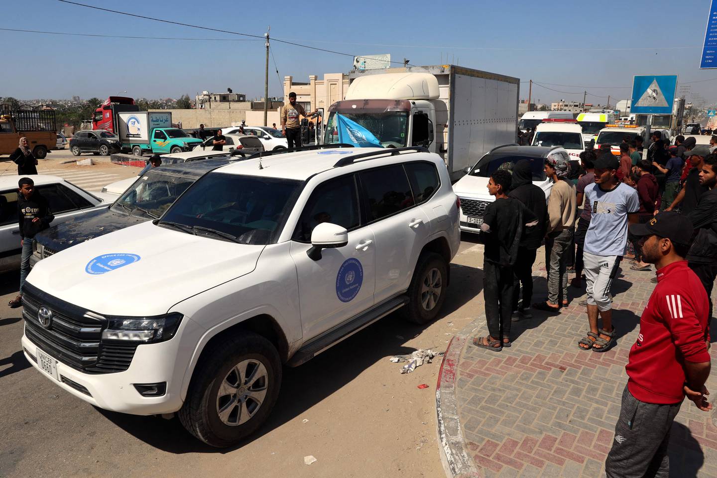El convoy que transporta los cuerpos de los miembros del personal del grupo de ayuda estadounidense World Central Kitchen llega al cruce de Rafah con Egipto, en el sur de la Franja de Gaza.