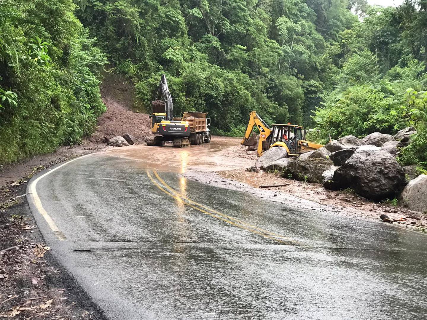 En La Hortensia de Pérez Zeledón, sobre la Interamaricana sur, las fuertes lluvias causaron caída de material sobre la vía.  En la zona el paso sigue regulado. Foto: Mario Cordero.