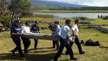 Francia investiga si ala encontrada en el océano Índico es del avión de Malaysia Airlines