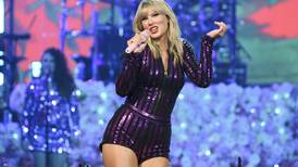 Taylor Swift dice que su antiguo sello no la deja cantar sus viejas canciones; disquera niega conflicto
