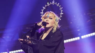 Madonna cae de una silla durante concierto