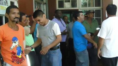 Personal de la Municipalidad de Limón en huelga exigiendo pago de última quincena
