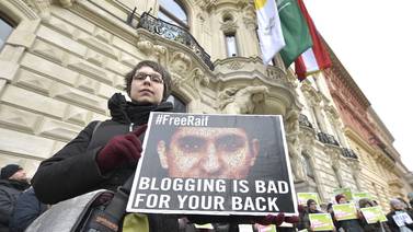 Corte saudí ratifica dura    condena a un bloguero por insultar el islam