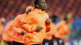 Autorizan a Drogba a jugar con férula el debut de su equipo en el Mundial