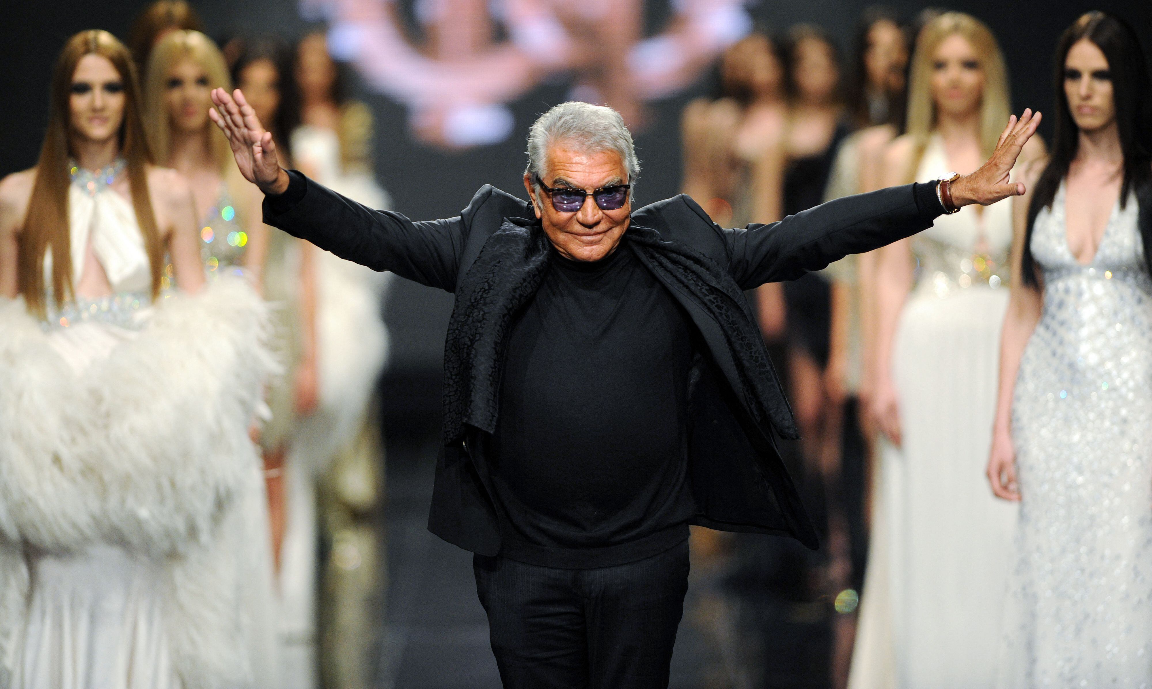 El diseñador italiano Roberto Cavalli durante un desfile de modas en Montenegro, en el 2013.  El artista falleció este 12 de abril.

 
