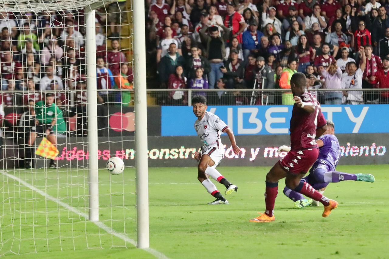 Johan Venegas generó una opción clara de gol en el partido definitivo de la Gran Final, pero falló.
