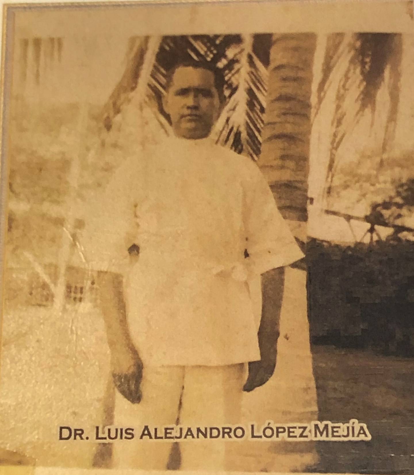 En 1951 el ungüento balsámico, Zepol, se comenzó a envasar industrialmente, sin embargo, el farmacéutico venezolano, Luis Alejandro López Mejías, lo inventó desde 1926, o sea, que para el 2021, cumple 95 de haberse creado
