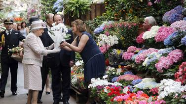  Reina Isabel II caminó entre flores parisinas