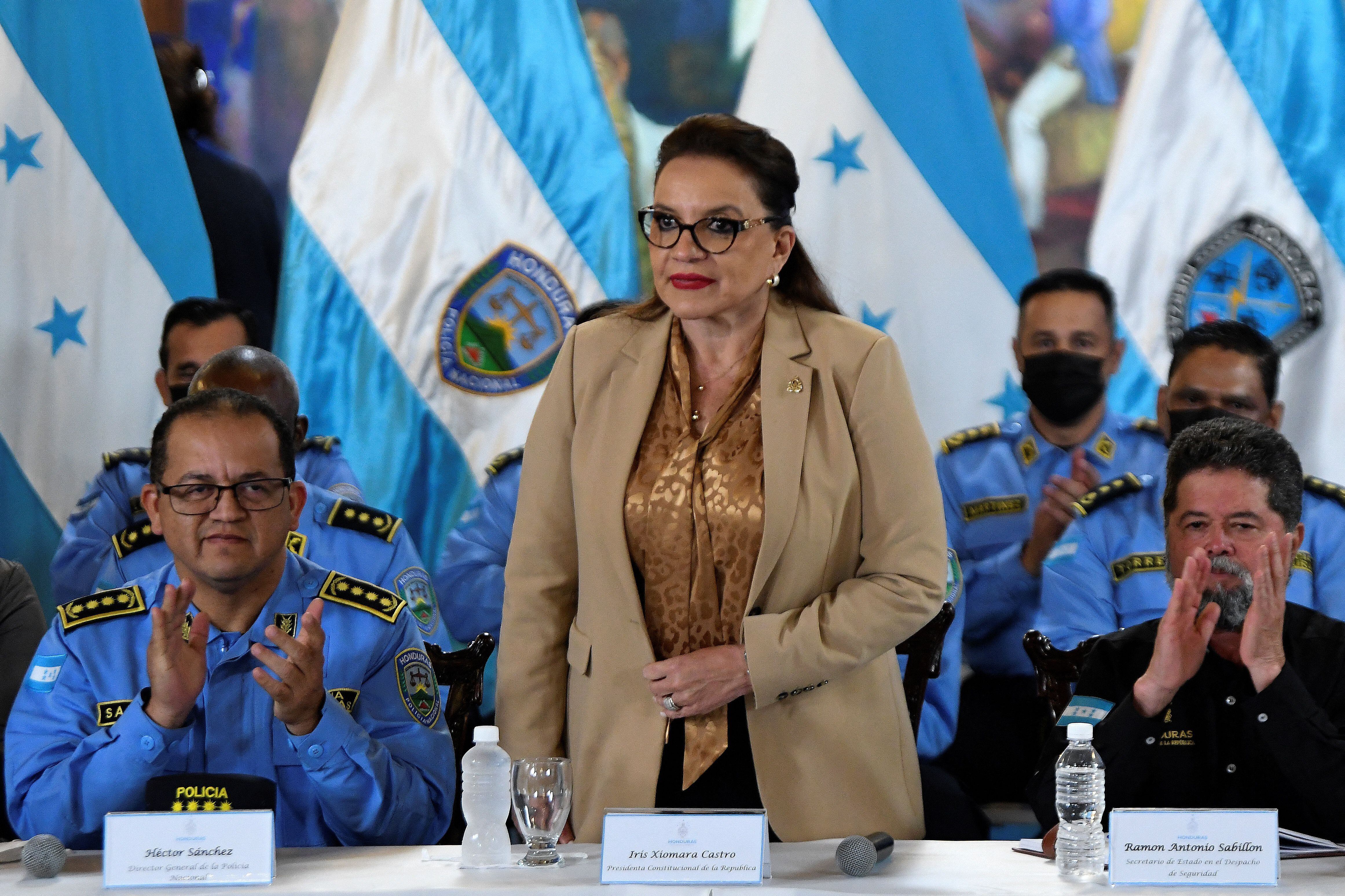 Presidenta de Honduras, Xiomara Castro, hace gestos durante el lanzamiento del 