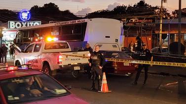 Joven de 24 años muere por múltiples disparos dentro de vehículo en barrio San José de Alajuela