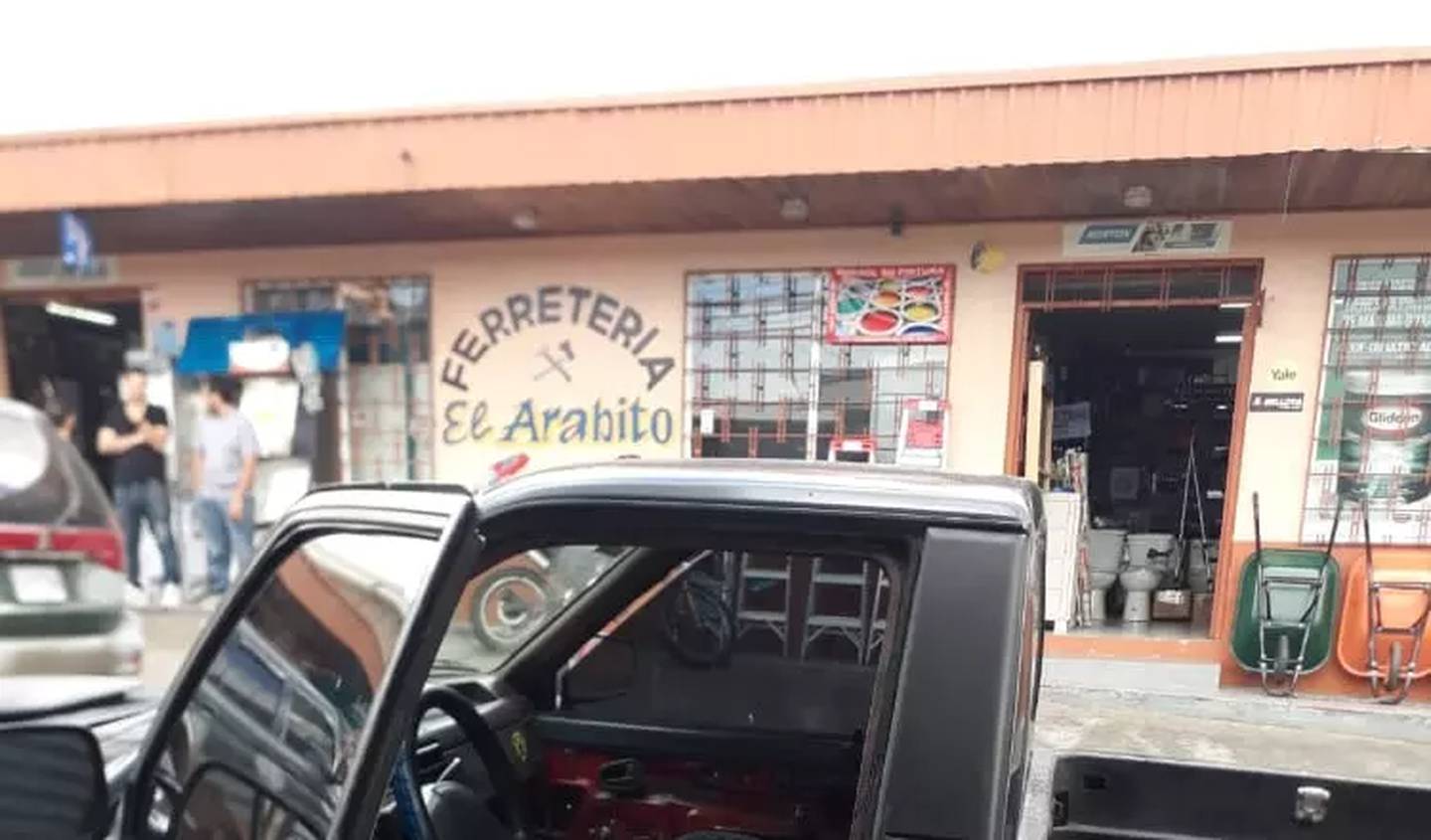 Frente a una centrica ferretería de Santa Bárbara de Heredia, asesinaton la mañana de este viernes  al conductor de un pick up Mazda. Foto: Cortesía.