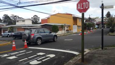 Autoridades sustituyen señal de alto casera por una auténtica en Barrio Escalante
