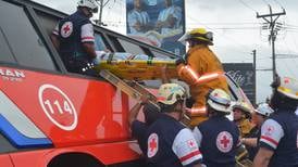 Chofer herido al caer autobús de Tuasa en cuneta de autopista General Cañas