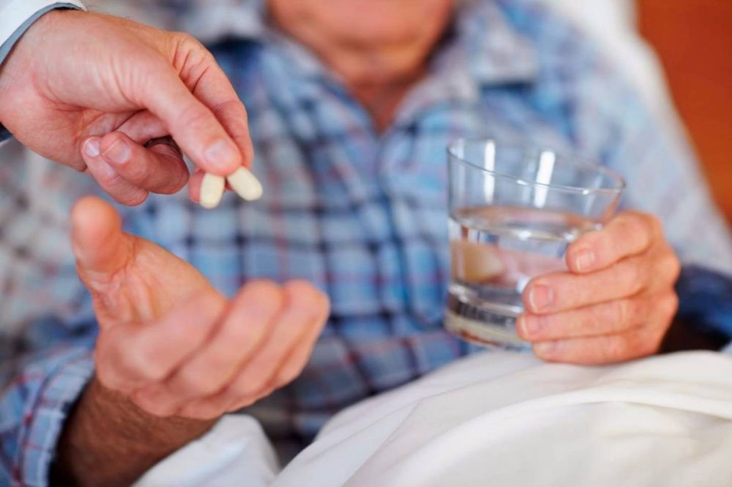 Abuelitos que toman más de cinco pastillas al día deben cuidarse muy bien