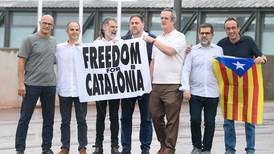 Líderes separatistas catalanes indultados salen de la prisión