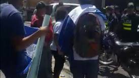 (Video) Nicaragüenses ‘autoconvocados’ arman zafarrancho al entrar a embajada de Nicaragua en San José