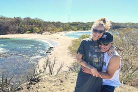 Robert Trujillo, de Metallica, vacacionó en Costa Rica junto a su esposa