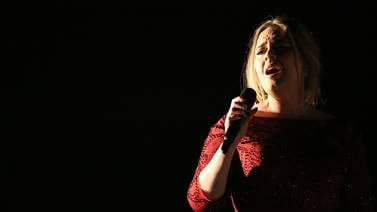 Adele prefirió  hamburguesas a festejar tras los Grammy