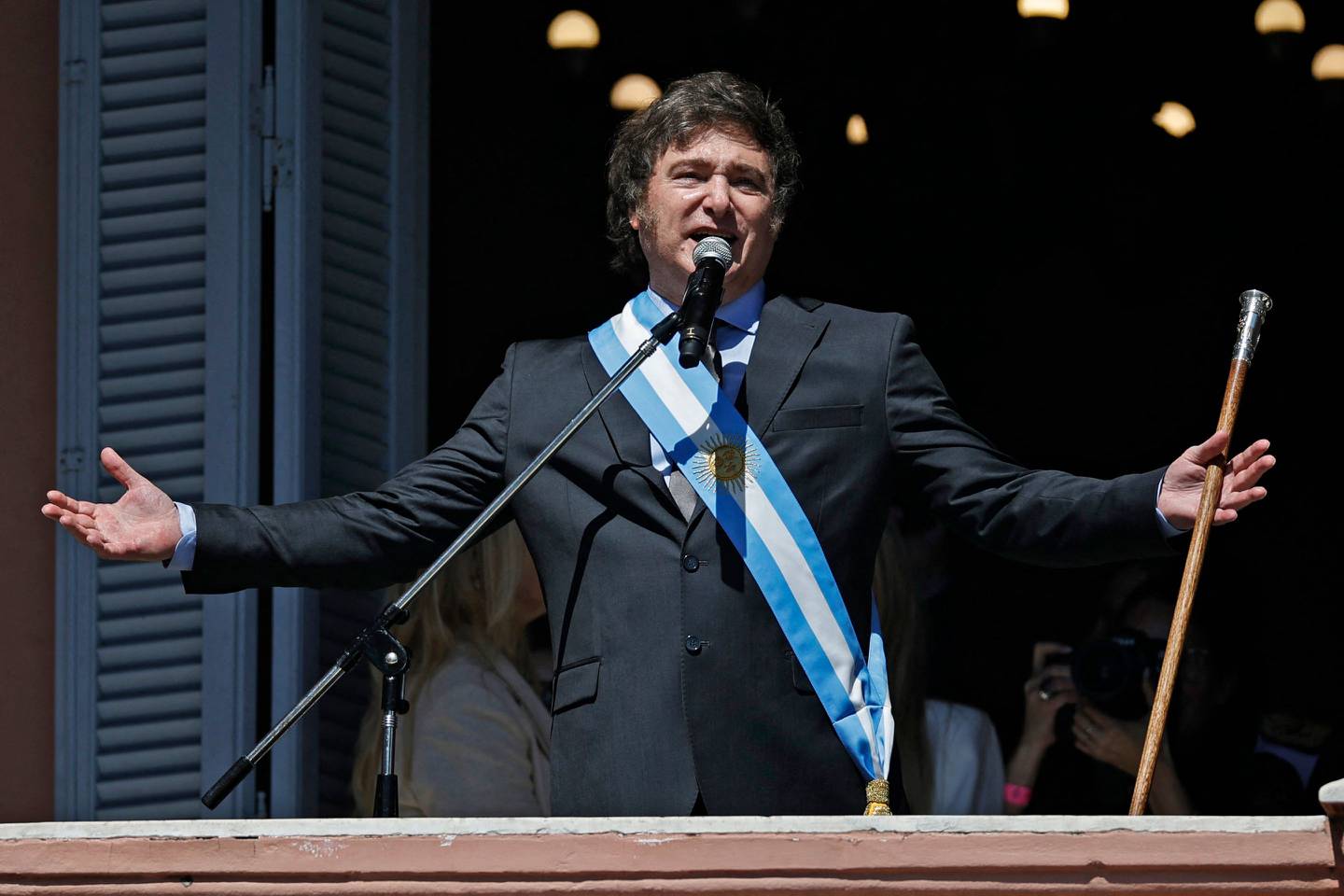 El economista libertario Javier Milei prestó juramento el domingo como presidente de Argentina, después de una contundente victoria electoral. alimentado por la furia por la crisis económica del país. (Foto de Emiliano LASALVIA/AFP)