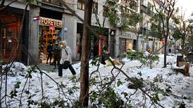 Hielo complica limpieza de calles de Madrid luego de nevada del fin de semana