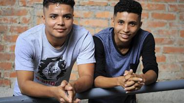 Computadoras, baile y pasión por aprender motivan a dos hermanos nicaragüenses a superarse