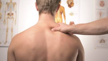 Aumento de lesiones de espalda, cuello y tensión muscular: alto costo de la pandemia 