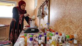 Población en Gaza se las ingenia con trabajos alternativos para enfrentar la miseria