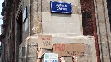 Salvadoreños marchan contra detención de inocentes y reelección de Nayib Bukele