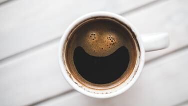 Tomar seis tazas de café todos los días aumentaría en un 22% riesgo de enfermedad cardiovascular