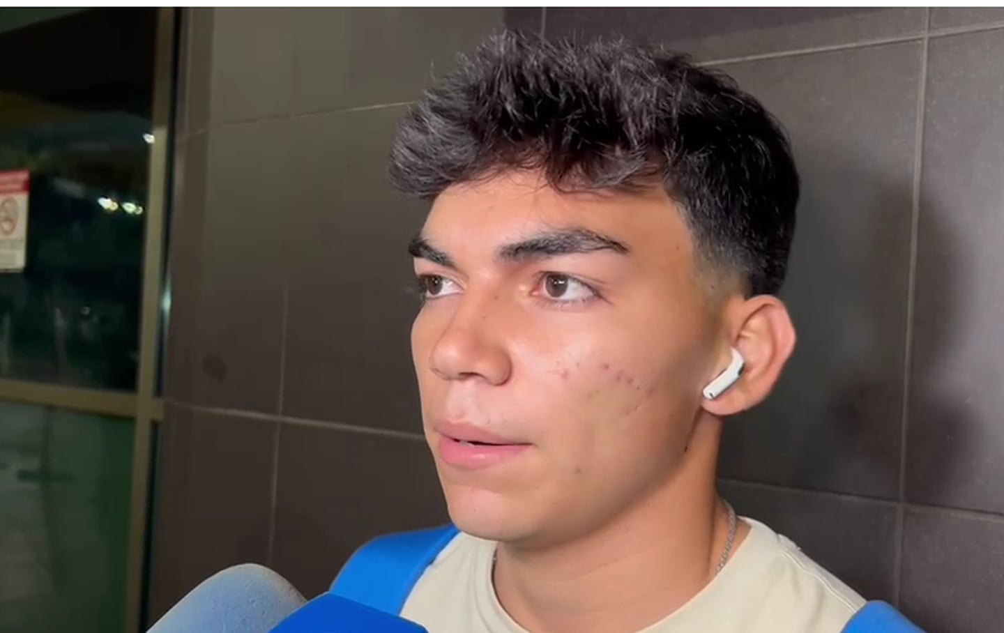 Leonardo Menjívar llegó al país a altas horas de la noche. Él es el nuevo futbolista de Alajuelense.