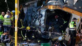 Exceso de velocidad pudo causar accidente de tren en España 