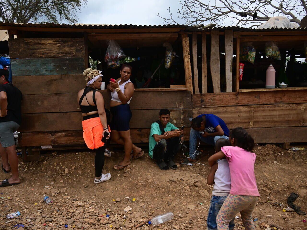 Las personas que cruzan la selva se alojan en la Estación de Recepción de Migrantes, donde reciben comida y asistencia médica. Foto: Martín Bernetti/AFP/Archivos