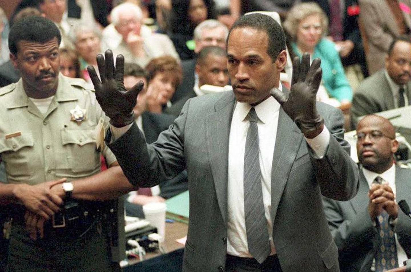 Simpson muestra al jurado un nuevo par de guantes extragrandes Aris, similares a los guantes encontrados en la escena del crimen de Bundy y Rockingham el 21 de junio de 1995, durante su juicio por doble asesinato en Los Ángeles, California.