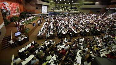 Cubanos critican falta de debate antes de Congreso partidario
