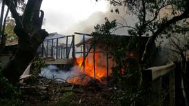 Fuego consume vivienda en Montecillos de Alajuela