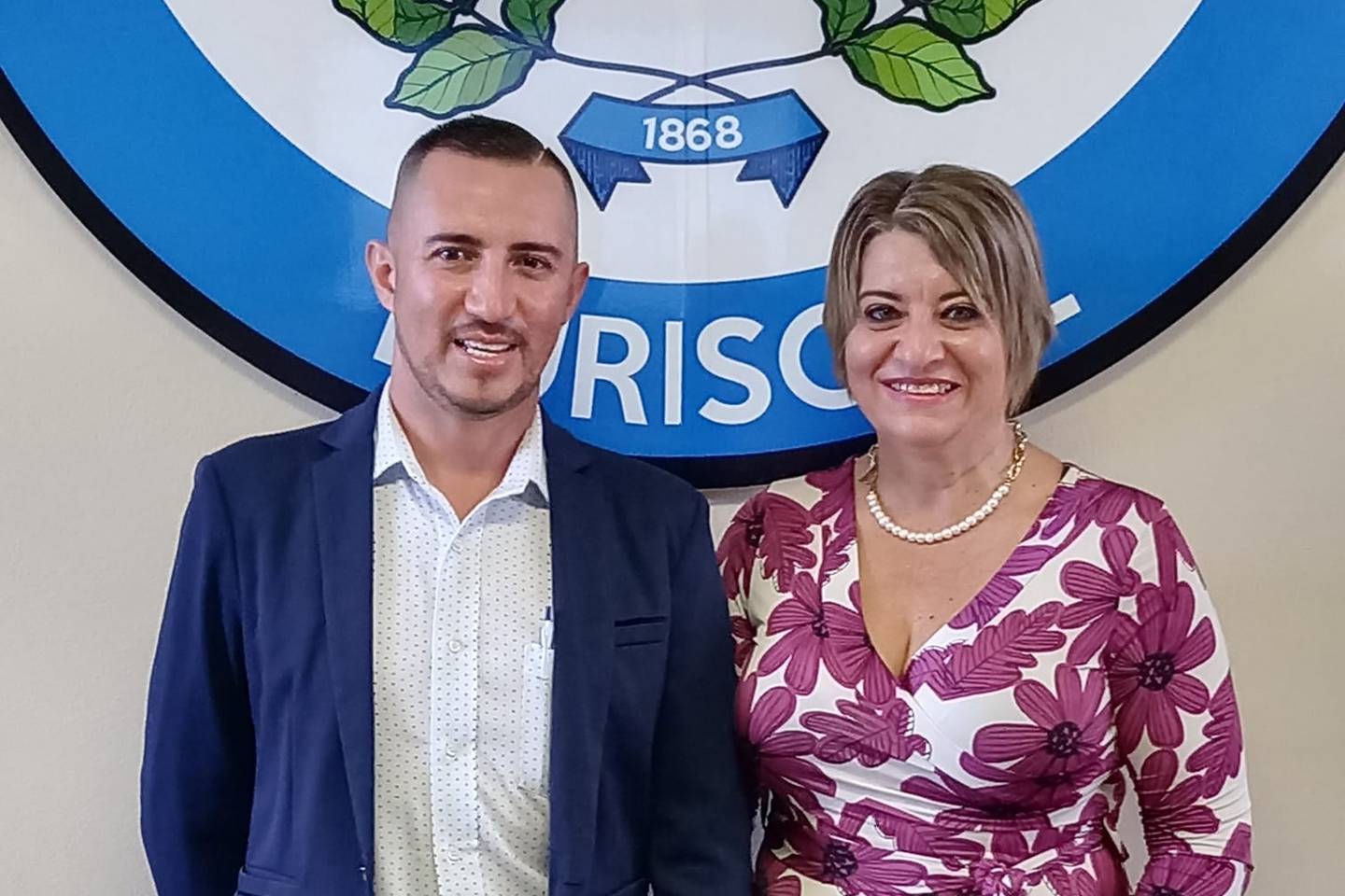 En la imagen Marco Chacón y Raquel Mora, quienes fueron nombrados presidente y vicepresidenta municipal de Puriscal en mayo el 2022.