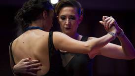 Parejas de hombres, mujeres y mixtas dan vida al 'tango queer' en Argentina