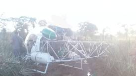 Helicóptero de fumigación se precipita en finca piñera de Pococí