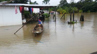 Lluvias no dan tregua, vecinos reportan muerte de animales en Delta Costa Rica y afectación de escuela en barra del Tortuguero
