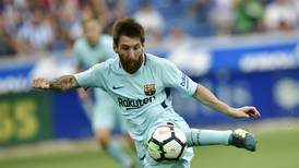 Lionel Messi levanta la mano y carga con el Barcelona para derrotar al Alavés