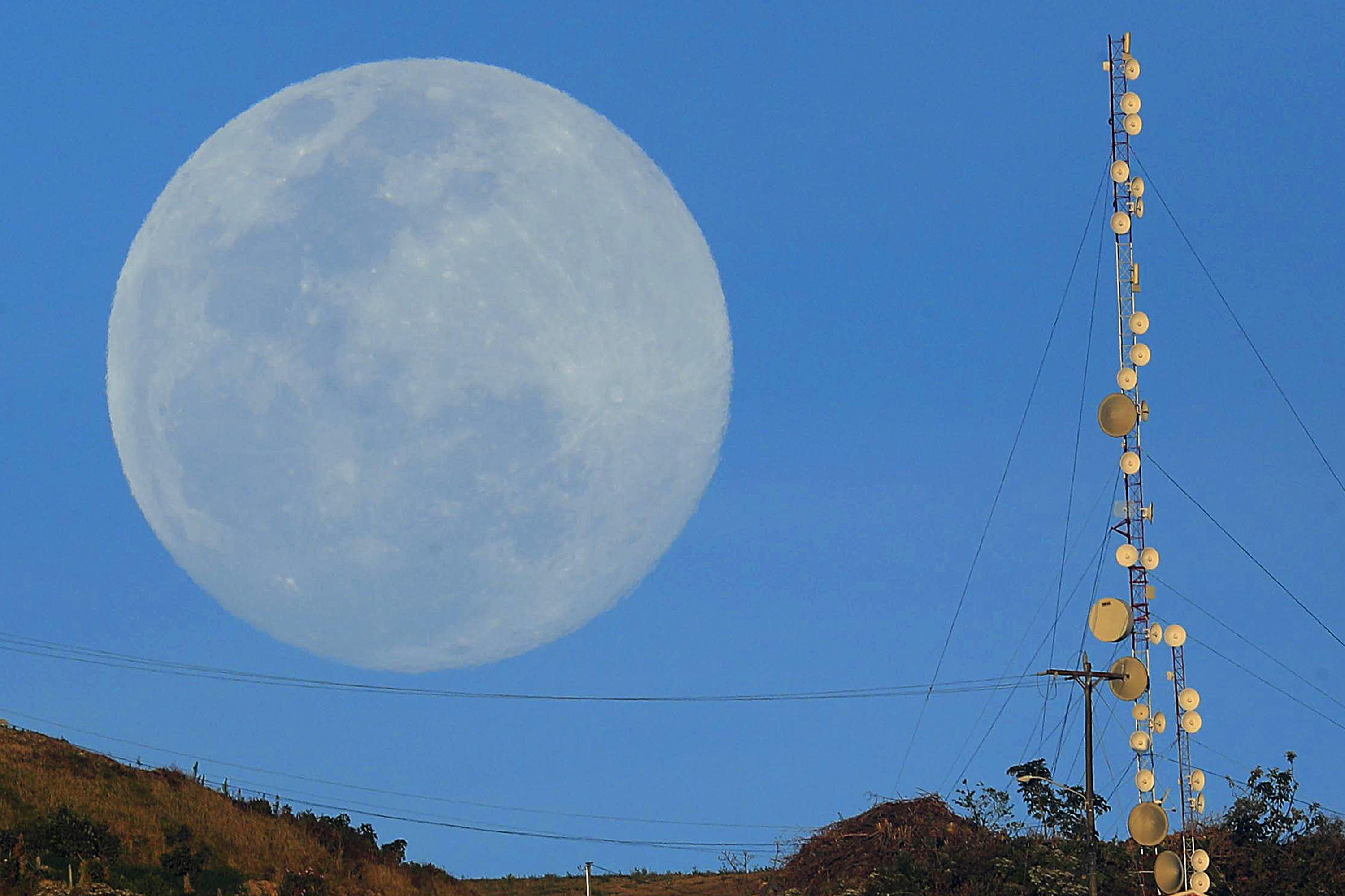 Primera luna llena del 2022 el 16 de enero de ese año sobre Llano Grande de Cartago. Los mejores momentos para apreciar esa fase lunar es justo al asomarse u ocultarse en el horizonte cuando luce más grande. Fotografía: