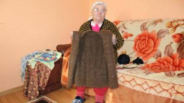 Mujer teje chaleco con cabello que guardó por 20 años en Rumania