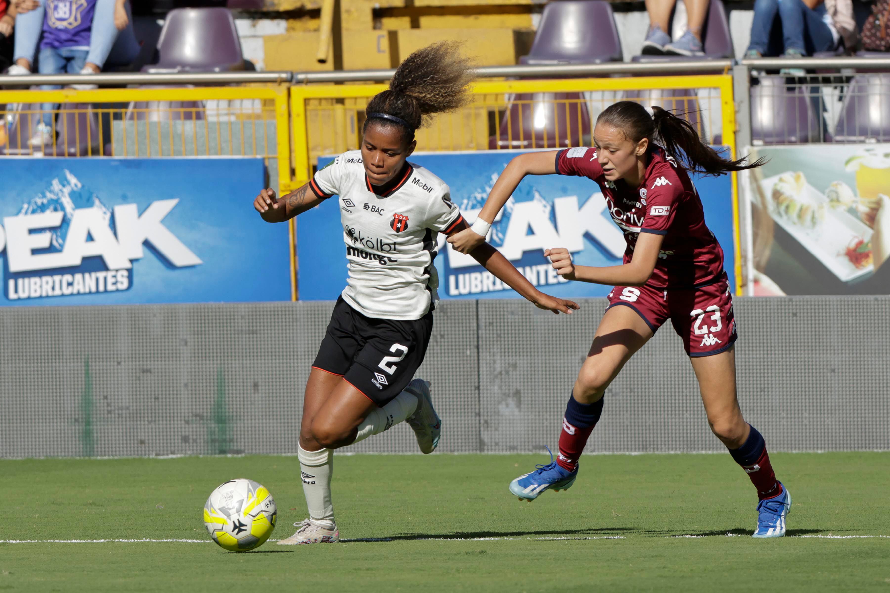 Yoanka Villanueva se estrenó en el clásico femenino. Liga Deportiva Alajuelense se llevó el triunfo de la casa de Saprissa FF.