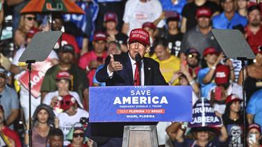 Donald Trump refuerza desinformación a un día de las elecciones de medio mandato