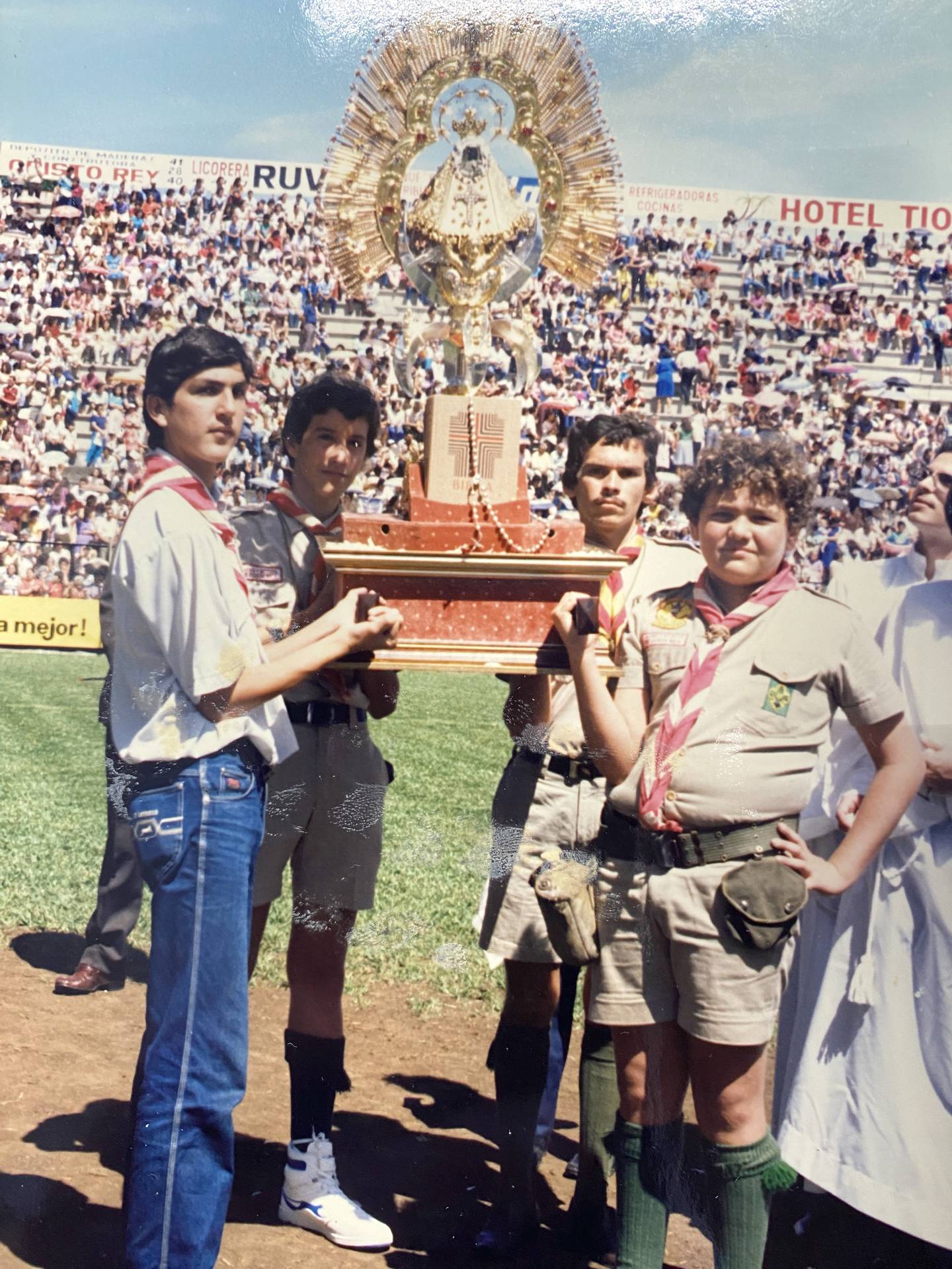 Un joven Bogantes Cabezas (segundo de izquierda a derecha en pantalones cortos) sosteniendo la imagen de la Virgen de Los Ángeles en Cartago en los años 80. Fotografía: Cortesía.