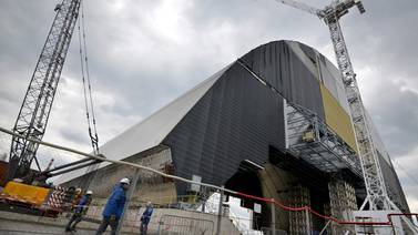 Comienza instalación de cúpula de acero sobre reactor nuclear de Chernóbil