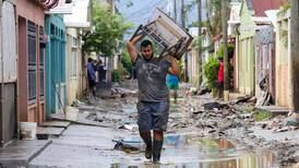 Hondureños limpian sus casas del lodo luego del paso de los ciclones Iota y Eta
