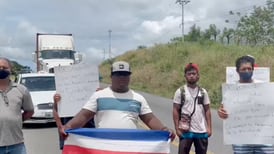 (Video) Grupo de 25 personas impide paso por Interamericana Norte 