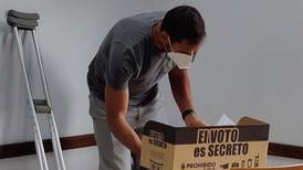 Celso Borges acudió fracturado y en muletas a votar por primera vez en Costa Rica